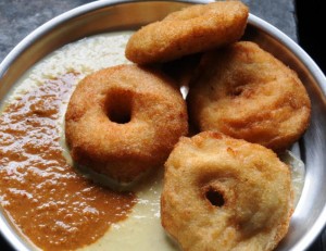 Crisp vadais with spicy sambhar and chutney in Coorg / The Hindu