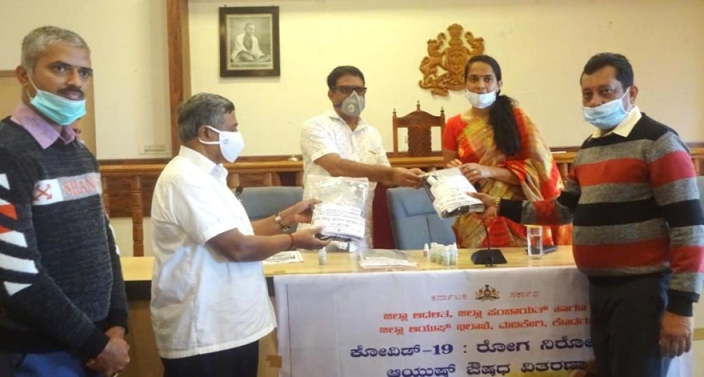 MLA Appachu Ranjan and Deputy Commissioner Annies Kanmani Joy distribute immunity booster medicine to Corona warriors in Madikeri on Friday. DH Photo 