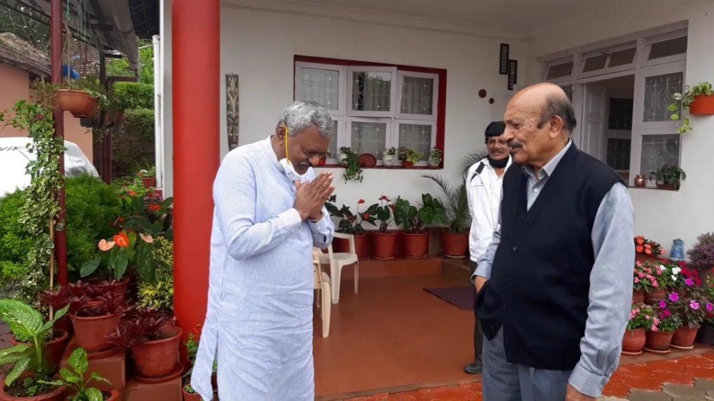 Minister S T Somashekhar called on veteran politician M C Nanaiah, at the residence of the latter in Kodagu on Thursday. DH Photos 