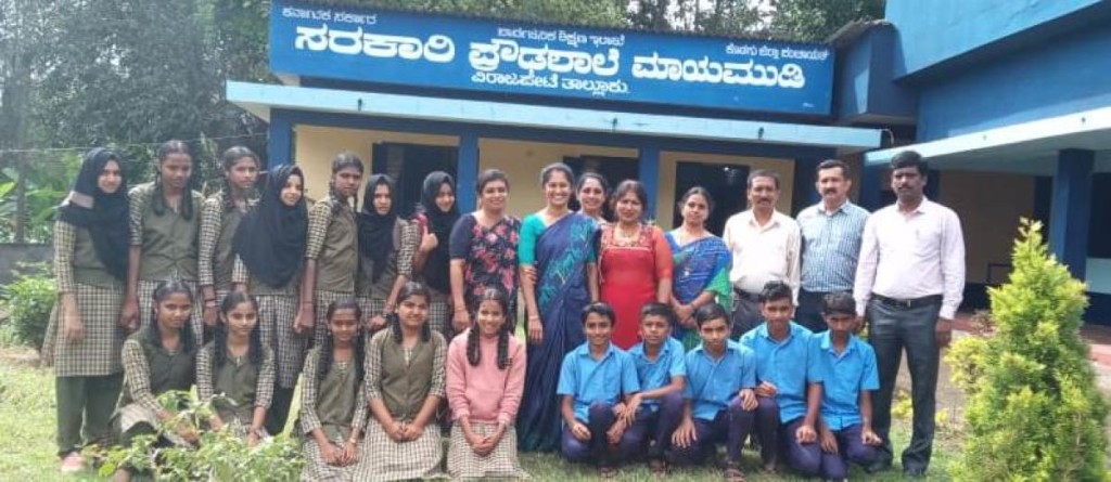 Students and teachers of Government High School in Mayamudi, which has achieved 100% results in SSLC examinations. DH Photo 
